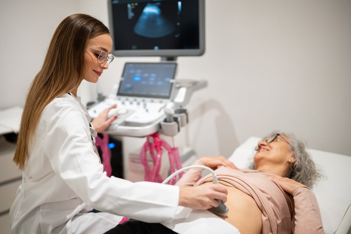 Doctor realizando ultrasonido a paciente en clínica moderna