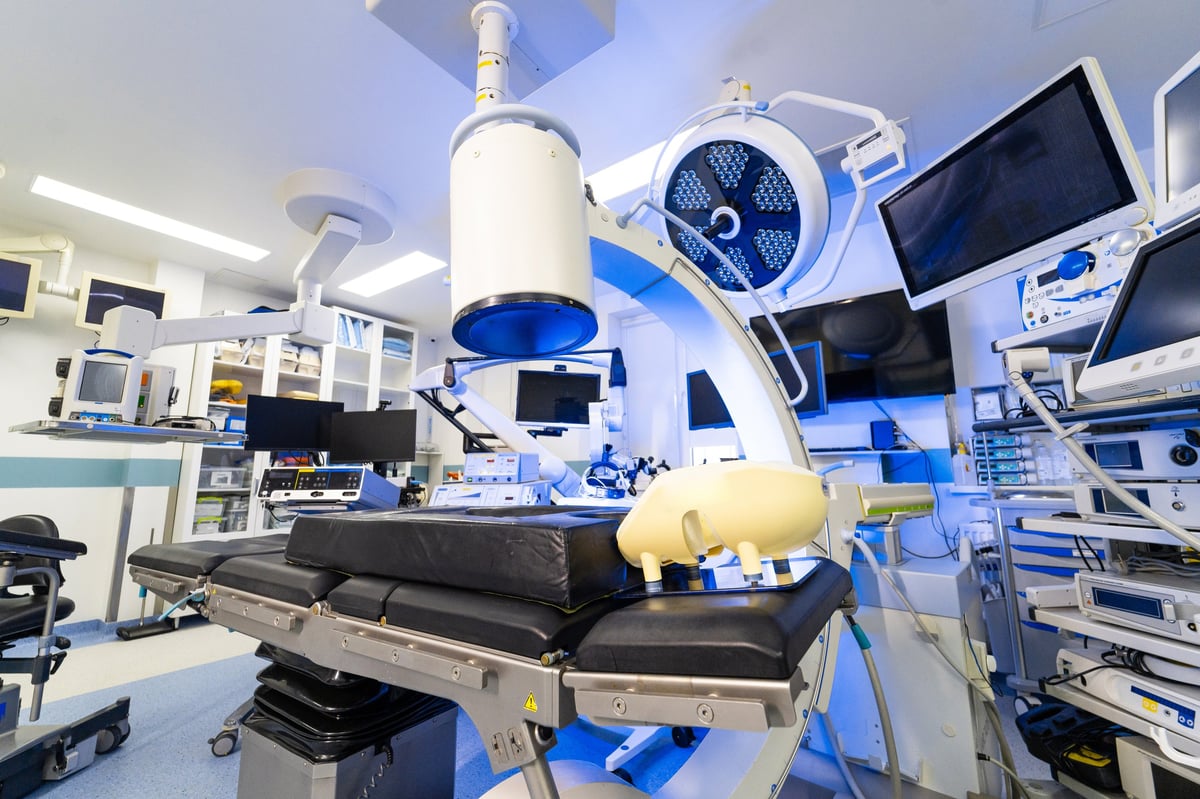 High tech hybrid operating room with robotic x-ray system